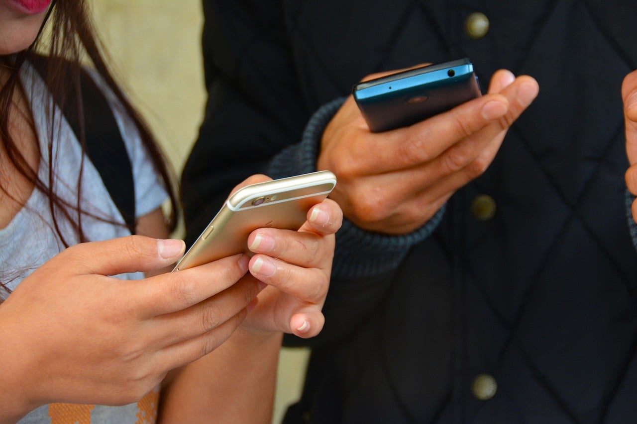 Effective business texting mobile phones, texting, hands-1490691.jpg